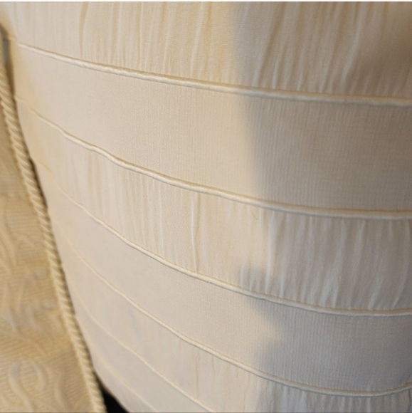 AS NEW 2x 40cm square cream colour cushions w removal covers - Picture 5 of 6